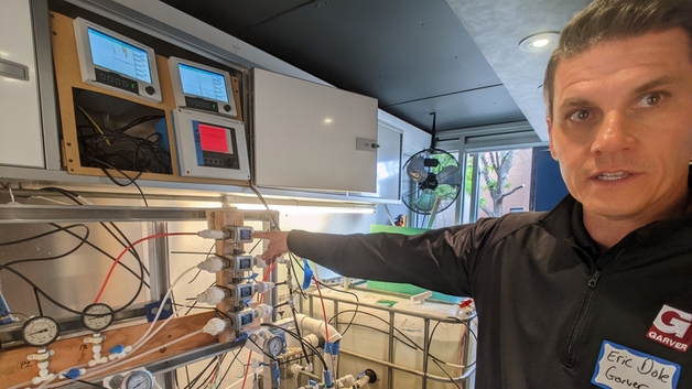 El investigador principal muestra la instrumentación de Endress+Hauser y Rockwell Automation