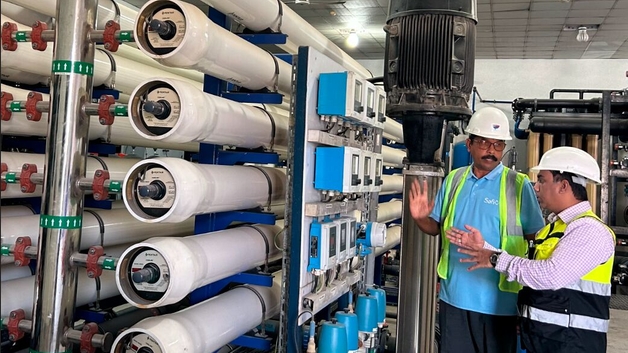 Ósmosis inversa con panel de control en la planta de reutilización de agua de Safi