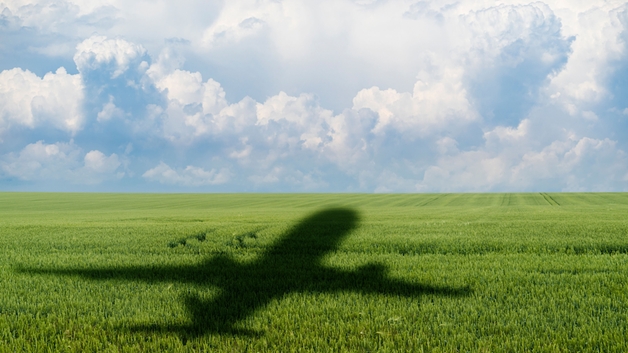 Sombra de un avión sobre un campo de cultivo