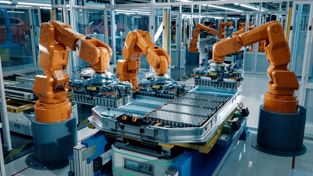 Paquete de baterías en una línea de producción automatizada.