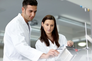 Dos empleados de una empresa farmacéutica analizando la analítica de datos
