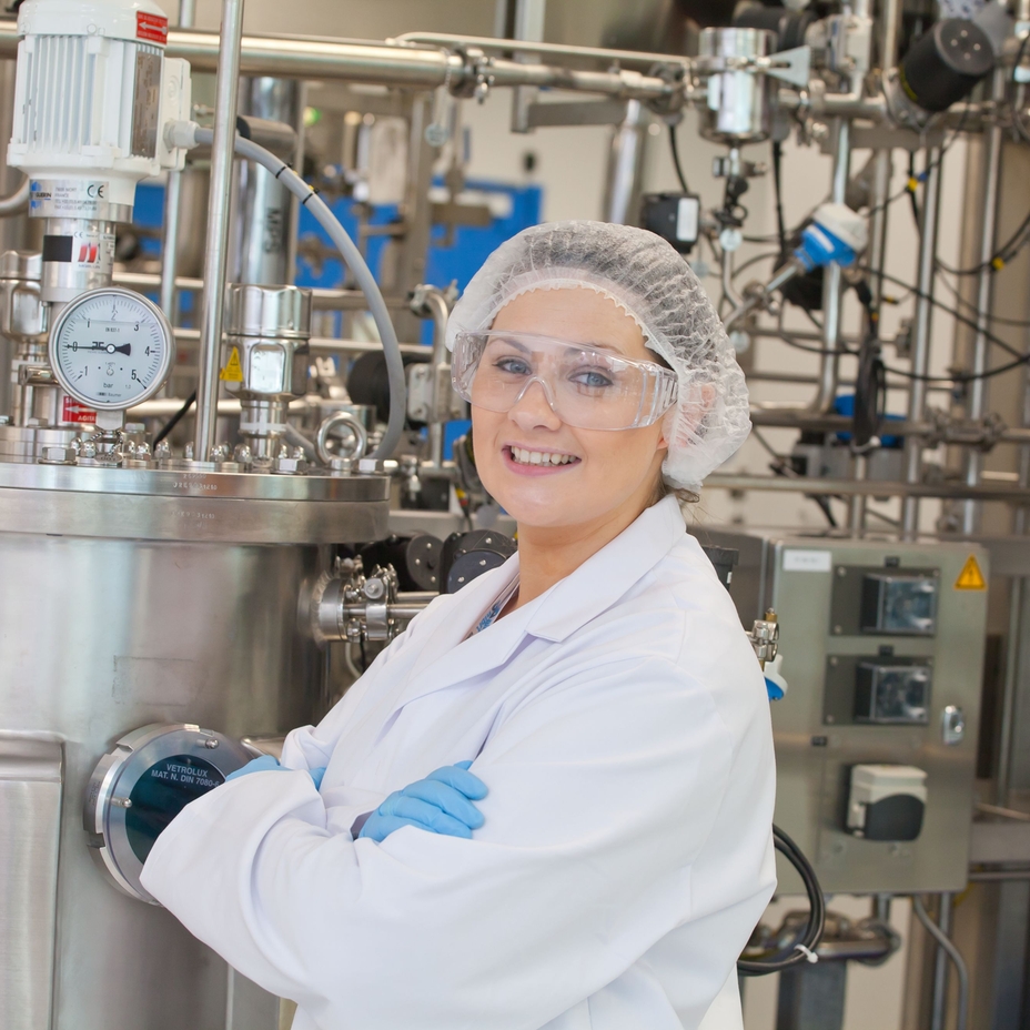 Personal científico en la sala blanca de un centro de producción de Ciencias de la Vida