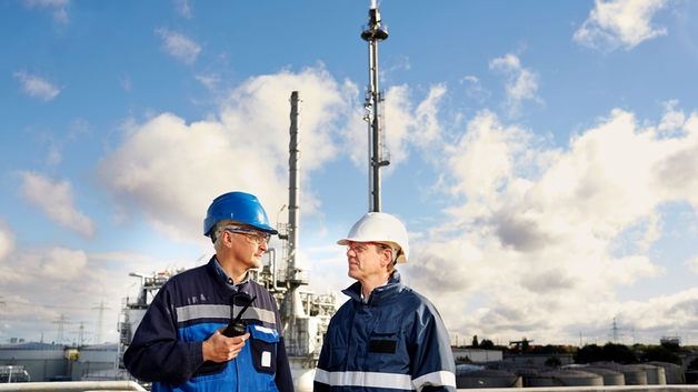 Cliente en diálogo con Endress + Hauser