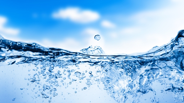 Agua potable contra un cielo azul claro