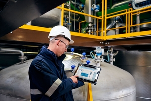 Encargado de mantenimiento con una tableta SMT70 en una planta química