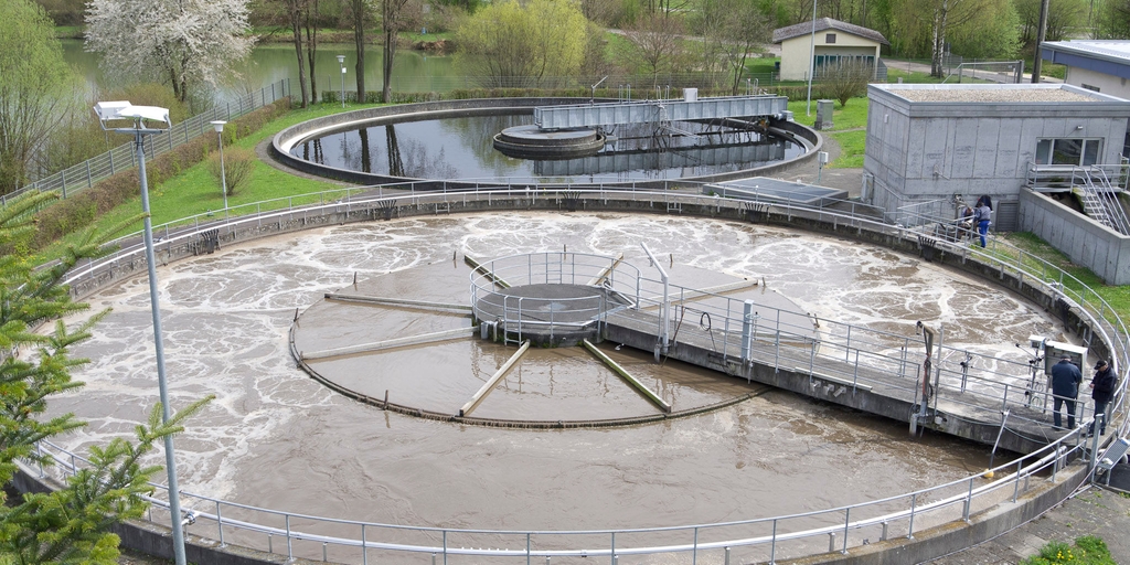 El depósito de aireación de una planta de tratamiento de aguas residuales.