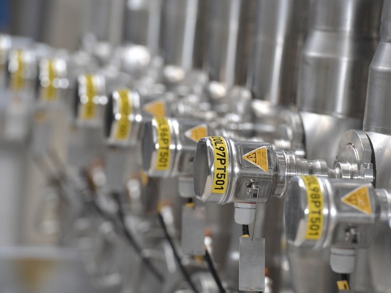 Equipos de presión en una industria láctea Instrumentos de presión estandarizados en una planta de productos lácteos