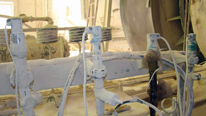 Medición de la temperatura y la presión del aceite lubricante en los cojinetes del variador de velocidad de un horno de cemento.