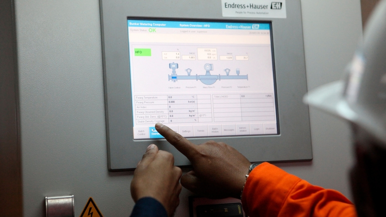 Computador para medición de bunker con el panel de información visible