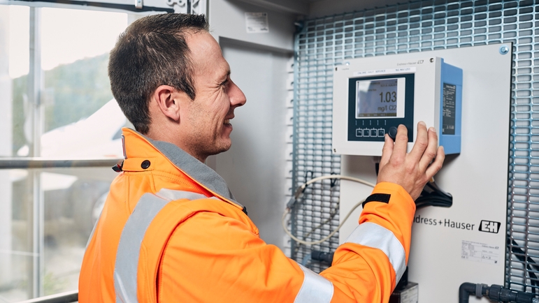 Operator with a Liquiline transmitter for liquid analysis