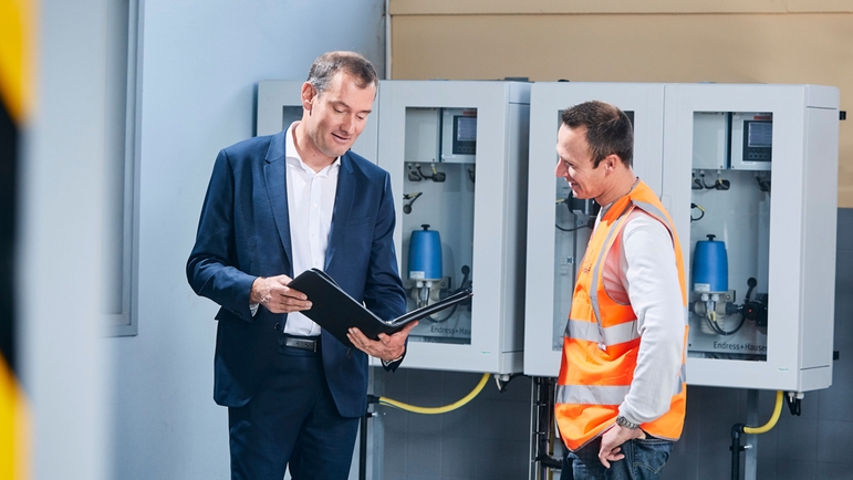 Ingeniero de ventas de Endress+Hauser con el un jefe de panta de una refinería