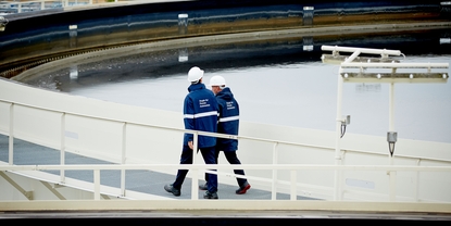 Trabajadores en la planta de tratamiento de aguas residuales de una refinería