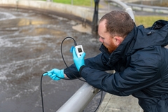Check the process at points, where no online measurement is installed Man verifies a DO measuring point with a portable oxygen meter