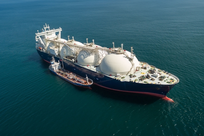 Barco de bunkering y buque durante el proceso de bunkering de GNL